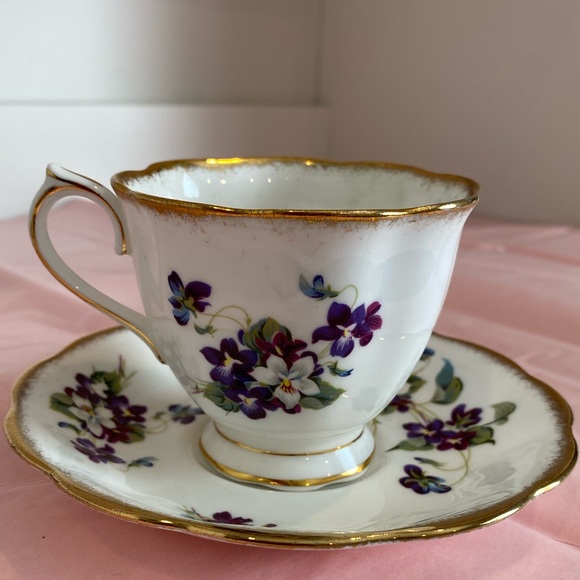 EUC Vtg Royal Albert Teacup and Saucer in the Pattern “Violets for Love” - Picture 4 of 8